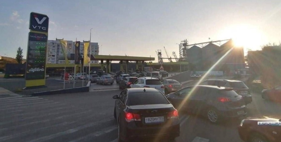 Нерви на межі: у РФ черги за бензином переростають у бійки на заправках Нерви на межі: у РФ черги за бензином переростають у бійки на заправках